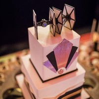 Acara pernikahan unik ini benar-benar kembali mengingatkanmu akan film Star Wars. Lihat saja kue pernikahan bernuansa Star Wars yang dihiasi TIE Fighter atau kapal perang milik Empire Galactic ini. Foto: dok. dragon photo studio