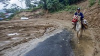 Seorang relawan membawa bantuan sembako dan pakaian dengan menunggang kuda di Desa Harkat Jaya, Bogor, Jawa Barat, Kamis (9/1/2020).