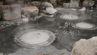 Oniishibozu Jigoku memiliki gelembung lumpur. Sehingga dasar kolamnya berwarna abu-abu karena lumpur. (iStock)