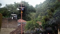 Dalam kondisi medan yang sulit akibat jalan longsor serta jembatan putus pemerintah berupaya memulihkan sarana infrastruktur.
