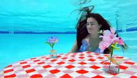 Kayak Putri Duyung, Wanita Ini Makan Salad dan Pasta di Dalam Air