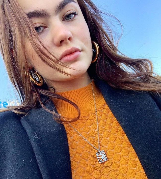 Ketika dibiarkan tumbuh, alis Sarah pun jadi sangat tebal dan menyatu. Meski belum terlalu terbiasa, Sarah mulai mengunggah foto dengan tampilan tersebut. Dan tak lama setelahnya, banyak tawaran berdatangan, mulai dari jadi model hingga kencan dari pria-pria yang punya fetish. Foto: Instagram @_sarahmarieclark_