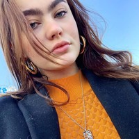 Ketika dibiarkan tumbuh, alis Sarah pun jadi sangat tebal dan menyatu. Meski belum terlalu terbiasa, Sarah mulai mengunggah foto dengan tampilan tersebut. Dan tak lama setelahnya, banyak tawaran berdatangan, mulai dari jadi model hingga kencan dari pria-pria yang punya fetish. Foto: Instagram @_sarahmarieclark_