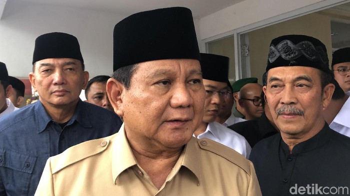 Prabowo Subianto di bandung melayat rektor UKRI