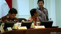 Mahfud Md berbincang dengan Suharso Monoarfa di sela-sela ratas. 