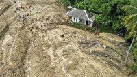 Foto Aerial tim gabungan dari Basarnas, TNI, dan Polri melakukan pencarian korban banjir bandang dan tanah longsor di Kampung Sinar Harapan, Desa Harkat Jaya, Kecamatan Sukajaya, Kabupaten Bogor, Jawa Barat, Kamis (9/1/2020).