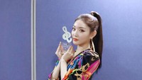 Kim Chungha, solois asal Korea Selatan yang terkenal dengan lagu Gotta Go dan Snapping ini berhasil memenangkan beragam penghargaan di Korea Selatan. Salah satunya di GAON Charts Award sebagai solois dengan penampilan terbaik. Foto: Instagram @chungha_official