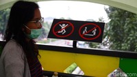 JPO yang terletak di Jalan Raya Pasar Minggu tersebut menghubungkan stasiun dan pasar atau pusat perbelanjaan.