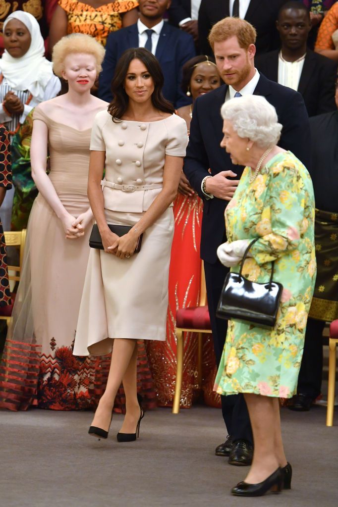 Pangeran Harry dan Meghan Markle LONDON, ENGLAND - JUNE 26: Meghan, Duchess of Sussex, Prince Harry, Duke of Sussex and Queen Elizabeth II at the Queen's Young Leaders Awards Ceremony at Buckingham Palace on June 26, 2018 in London, England. The Queen's Young Leaders Programme, now in its fourth and final year, celebrates the achievements of young people from across the Commonwealth working to improve the lives of people across a diverse range of issues including supporting people living with mental health problems, access to education, promoting gender equality, food scarcity and climate change. (Photo by John Stillwell - WPA Pool/Getty Images)