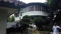 Diketahui ruang kerja komisioner KPU Wahyu Setiawan berada di sayap kanan kantor KPU.