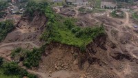 Maraknya penambangan pasir ilegal di kawasan tersebut membuat beberapa bukit menjadi rata dan beralih fungsi menjadi kawasan permukiman. Hingga saat ini banyak bekas lahan penambangan ditinggalkan begitu saja tanpa upaya reklamasi.