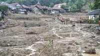 Tim gabungan menyisir berbagai area untuk mencari korban banjir-longsor yang terjadi di Sukajaya, Bogor.