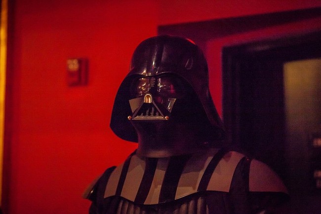 Pernikahan unik ini juga diisi dengan penampilan khusus dari Darth Vader untuk memanjakan mata dari para tamu-tamu yang telah hadir. Asik dan seru sekali ya.. Foto: dok. dragon photo studio