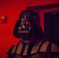 Pernikahan unik ini juga diisi dengan penampilan khusus dari Darth Vader untuk memanjakan mata dari para tamu-tamu yang telah hadir. Asik dan seru sekali ya.. Foto: dok. dragon photo studio