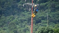 Selain jaringan listrik, perbaikan jalan dan jembatan juga dilakukan yang ditarget oleh Presiden Jokowi dan akan selesai dakam waktu 3-4 bulan ke depan.