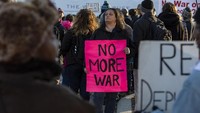 Para demonstran anti-perang tersebut mengecam tindakan Amerika Serikat yang menyerang Iran karena dapat memicu terjadinya perang. Getty Images/Samuel Corum.