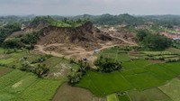 Begini penampakan foto udara dari aktivitas penambangan pasir di kawasan Mangin, Kota Tasikmalaya, Jawa Barat, Kamis (9/1/2020).