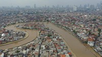 Jakarta diterjang hujan deras yang mengguyur sejak malam pergantian tahun 2020. Hasilnya, di awal tahun baru itu Ibu Kota lumpuh terendam banjir. ANTARA FOTO/Nova Wahyudi.