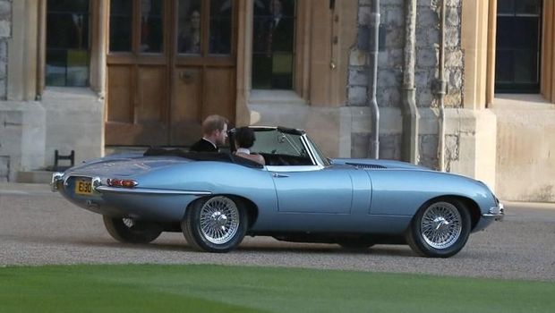 Pangeran Harry mengendarai Jaguar E-Type 1968