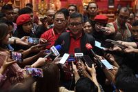 Sekjen PDI Perjuangan Hasto Kristiyanto memberikan keterangan pers terkait kabar penggeledahan kantor DPP PDIP