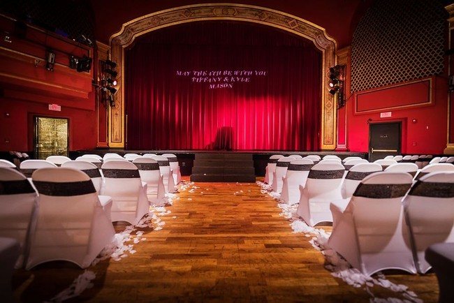 Seperti layaknya akan menonton sebuah pertunjukkan, para tamu akan diberikan tempat duduk mengarah ke panggung yang bertuliskan MAY THE 4TH BE WITH YOU TIFFANY & KYLE MASON. Foto: dok. dragon photo studio