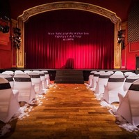 Seperti layaknya akan menonton sebuah pertunjukkan, para tamu akan diberikan tempat duduk mengarah ke panggung yang bertuliskan MAY THE 4TH BE WITH YOU TIFFANY & KYLE MASON. Foto: dok. dragon photo studio