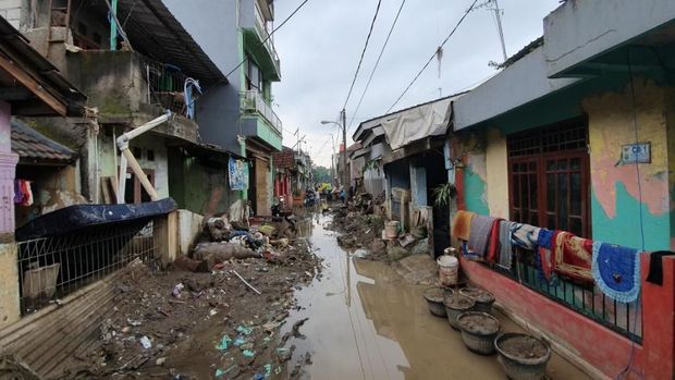 Pondok Gede Permai Usai Banjir: Lumpur Mengendap, Sampah Nyangkut di Genteng