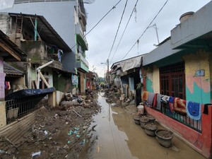 Korban Banjir Pondok Gede Permai Curhat Harga Air Bersih-Genset Naik Drastis