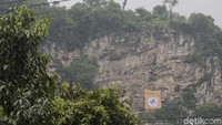 Belati raksasa yang menancap di puncak Gunung Manik, Citatah, Kabupaten Bandung Barat (KBB) kerap mengundang pertanyaan dari pengendara yang melintas jalan raya Bandung-Cianjur. (Foto: Yudha Maulana)
