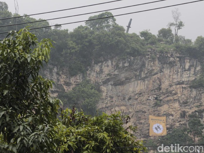 Belati raksasa tertancap di bukit gunung manik Belati raksasa tertancap di bukit gunung manik