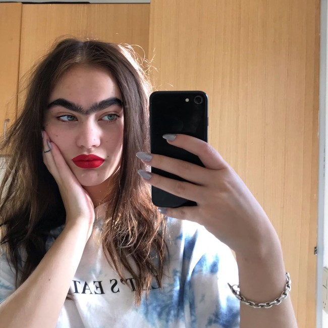 Membiarkan alisnya yang tebal tumbuh secara natural, Sarah kini merasa lebih percaya diri dan cantik. Alasan aku melakukan ini karena aku pikir aku terlihat lebih baik seperti ini, kata Sarah. Foto: Instagram @_sarahmarieclark_