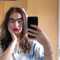 Membiarkan alisnya yang tebal tumbuh secara natural, Sarah kini merasa lebih percaya diri dan cantik. Alasan aku melakukan ini karena aku pikir aku terlihat lebih baik seperti ini, kata Sarah. Foto: Instagram @_sarahmarieclark_