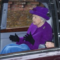 Setelah pertemuan tersebut, Ratu Elizabeth II akhirnya mengeluarkan pernyataan resminya untuk menanggapi keputusan Harry dan Meghan. “Keluarga kami sepenuhnya mendukung keinginan Harry dan Meghan untuk menciptakan kehidupan baru sebagai keluarga muda. Meskipun kami lebih suka jika mereka tetap menjadi anggota keluarga kerajaan yang bekerja penuh waktu, kami menghormati dan memahami keinginan mereka untuk menjalani kehidupan yang lebih mandiri sebagai keluarga sambil tetap menjadi bagian keluarga kami,” Kata Ratu Elizabeth II. (Foto: Joe Giddens/PA via AP)