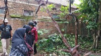 Selain keduanya, keluarga kandung dari Lina Jubaedah juga melihat proses pembongkaran.  Foto: Dony Indra/ detikhot