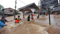 Di kawasan Pondok Labu, Jakarta Selatan, aliran banjir terlihat sangat deras. Bahkan warga harus menggunakan tali sebagai pengaman. ANTARA FOTO/Reno Esnir.