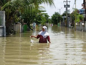 Luapan Air Kali Lamong Rendam 4 Kecamatan di Gresik