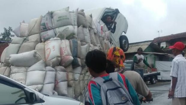 Kelebihan Muatan, Mobil Pikap di Cianjur Standing