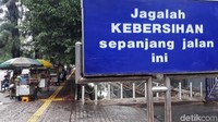 Trotoar yang sudah dirapihkan ini justru dimanfaatkan pedagang untuk menggelar lapaknya.