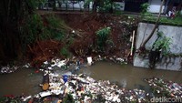 Longsor tersebut menjorok ke dalam sungai.