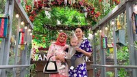 Walau tidak menyebutkan kawasan spesifiknya, potret gemas Aura Kasih dan bayinya tetap mencuri perhatian. (aurakasih/Instagram)