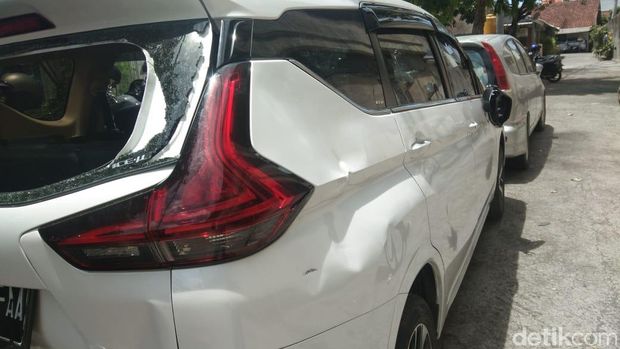 Tabrak 3 Orang di Jimbaran Bali, Mobil Bule Ringsek Dirusak Warga