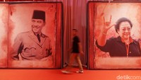 Foto Soekarno dan Megawati dipajang di lokasi Rakernas.
