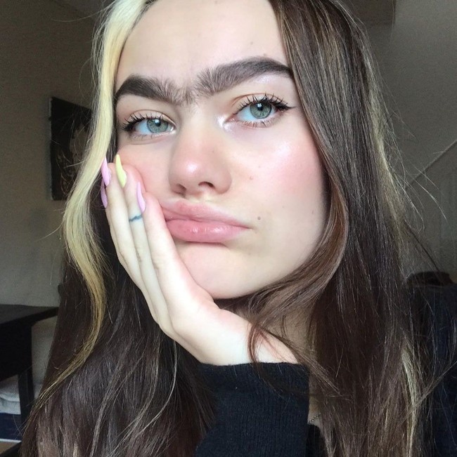 Seorang remaja dari Denmark bernama Sarah Marie Clarke punya alis lebat dari orang kebanyakan. Karena itu, ia rajin mencabut alis untuk membuatnya lebih tipis dan terbentuk. Namun belakangan Sarah mulai stop cabut alis yang tak disangka malah mendatangkan banyak tawaran. Foto: Instagram @_sarahmarieclark_