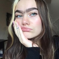 Seorang remaja dari Denmark bernama Sarah Marie Clarke punya alis lebat dari orang kebanyakan. Karena itu, ia rajin mencabut alis untuk membuatnya lebih tipis dan terbentuk. Namun belakangan Sarah mulai stop cabut alis yang tak disangka malah mendatangkan banyak tawaran. Foto: Instagram @_sarahmarieclark_