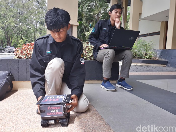 Robot Mobil Ini Cari Korban Bencana Pakai Pemindai Suhu Badan. Foto: Bayu Ardi Isnanto/detikcom Robot Mobil Ini Cari Korban Bencana Pakai Pemindai Suhu Badan. Foto: Bayu Ardi Isnanto/detikcom