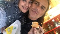 Lagi-lagi momen manis dengan sang suami. Ayu dan Mike Tramp yang sedang makan custard puff berfoto bersama. Foto: Instagram ayukhadijahazhari