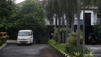 Meski begitu Ilham tidak mengetahui apakah ada sejumlah barang yang disita KPK. Untuk penjelasan lebih detail, Ilham mempersilakan menanyakannya ke KPK.