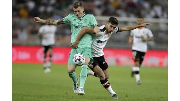 Toni Kroos mencetak gol indah ke gawang Valencia.