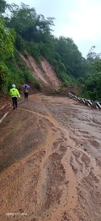 anah longsor ini mengakibatkan akses di dua daerah, Lahat dan Pagaralam terputus.