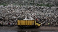 Truk sampah beraktivitas di area Tempat Pembuangan Akhir (TPA) Rawa Kucing Neglasari, Kota Tangerang, Banten, Kamis (9/1/2020).